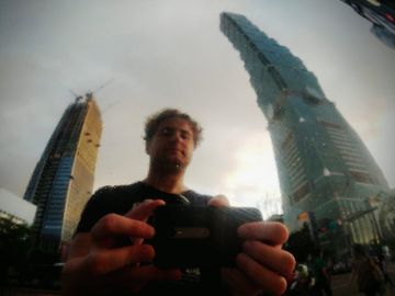 Spiegelung auf einer reflektierenden Kugel: Wolfram Huke neben dem Wolkenkratzer Taipei 101