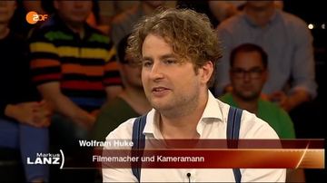 Wolfram Huke zu Gast in der ZDF-Talkshow „Markus Lanz“, in der Bauchbinde als „Filmemacher und Kameramann“ vorgestellt