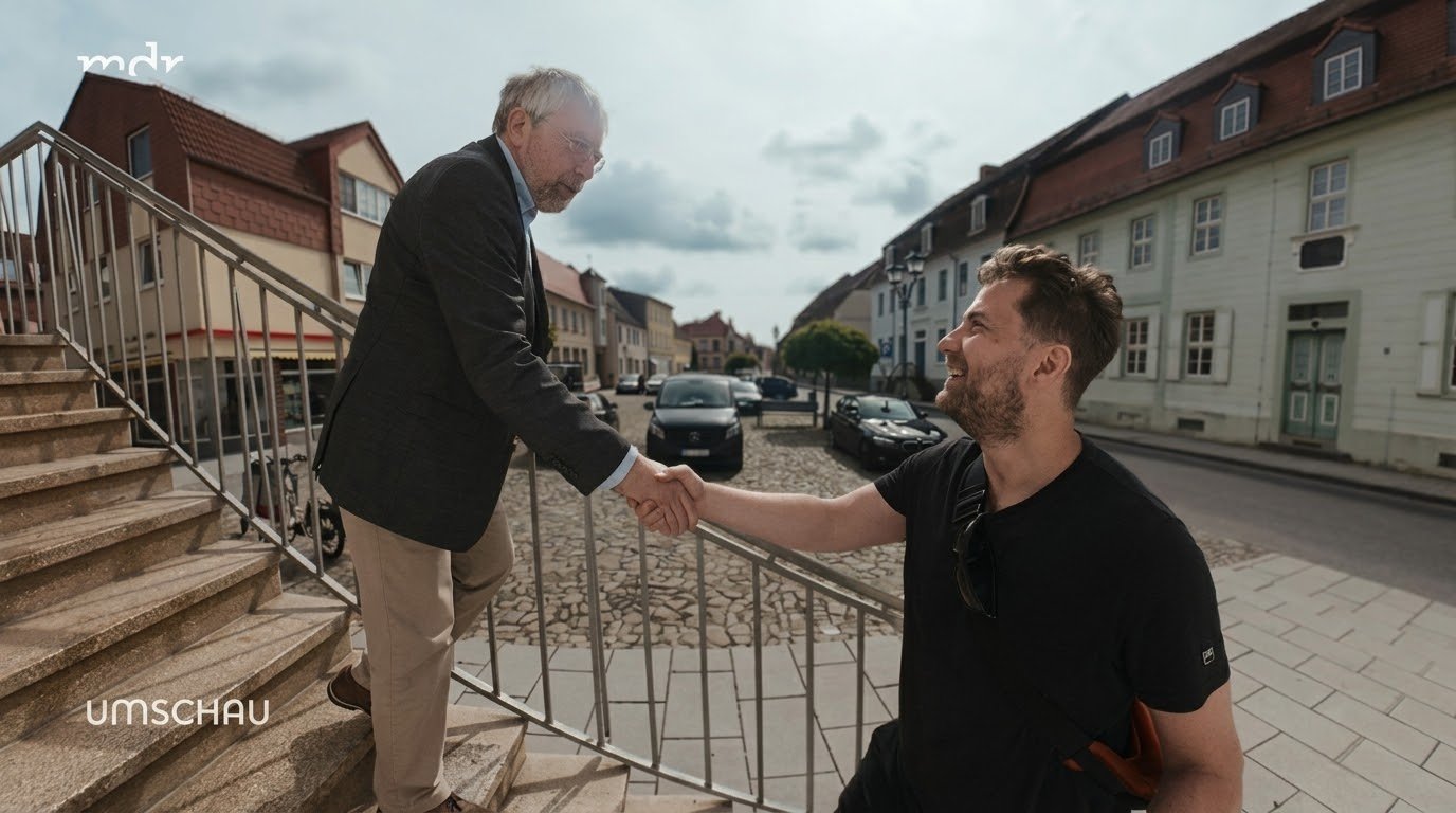 Wolfram Huke beim Handschlag mit einem Interviewpartner, aus einem Umschau-Beitrag für den MDR